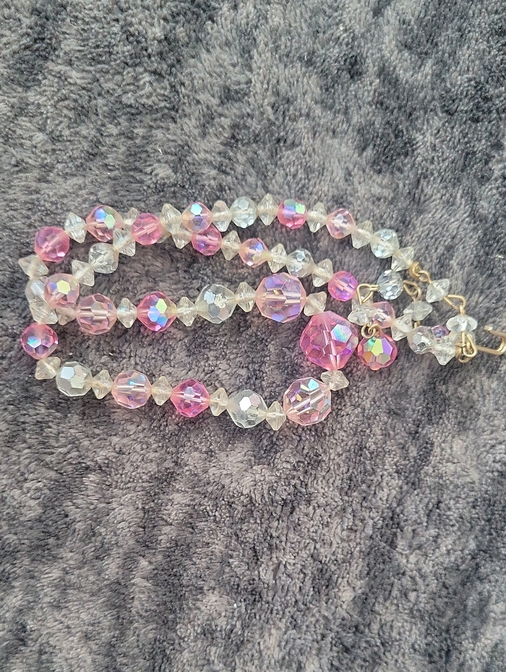 Vtg. Aurora Borealis Pink And White Single Strand Chooker With Gold Tone Clasp - Picture 1 of 5